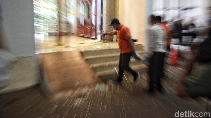 Begini Kondisi TKP Penembakan Kantor MUI Pusat Penembakan terjadi di kantor Majelis Ulama Indonesia (MUI) Pusat, Jakarta Pusat. Kaca pintu kantor MUI dan garis polisi terpasang di TKP.