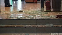 Kaca pintu di basemen kantor MUI juga pecah akibat tembakan tersebut.