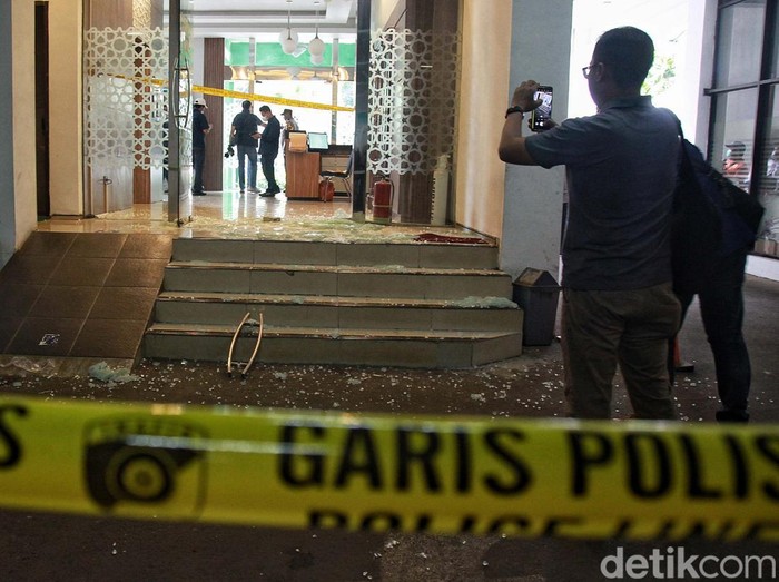 Penembakan terjadi di kantor Majelis Ulama Indonesia (MUI) Pusat, Jakarta Pusat. Kaca pintu kantor MUI dan garis polisi terpasang di TKP.