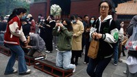 Dengan situasi ini, banyak anak muda China yang mulai putus asa. Antrean membentang ratusan meter di sekitar kuil di China pada akhir pekan, saat para pengunjung muda yang putus asa berdoa untuk mendapatkan pekerjaan dalam ekonomi yang perlahan pulih dari pandemi virus corona. REUTERS/Tingshu Wang  