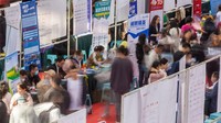 Sementara itu, Pemerintah China berupaya menciptakan 12 juta lapangan pekerjaan baru tahun ini. Kabinet telah meluncurkan rencana mewujudkan hal tersebut, termasuk mendukung pinjaman kepada perusahaan kecil dan subsidi pada perusahaan yang mempekerjakan lulusan perguruan tinggi muda yang menganggur. Future Publishing/Getty Images  