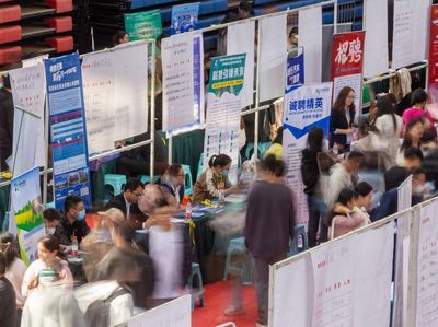 Belasan Juta Sarjana China Jadi Pengangguran Gegara Pandemi COVID
