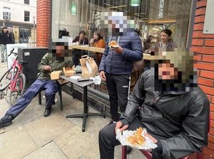 Beli Makanan Online, Pesanan Wanita Ini Malah Dimakan Oleh Driver