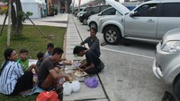 Tampak sejumlah pemudik menyantap makanan di rest area KM 19 di Tambun, Bekasi.