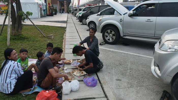 Sejumlah pemudik menyantap makanan di rest area KM 19 di Tambun, Kabupaten Bekasi, Jawa Barat, Senin (1/5/2023). Korlantas Polri mencatat 93.393 kendaraan menuju Jakarta melalui  Gerbang Tol Cikampek Utama pada gelombang kedua arus balik lebaran dari tanggal 30 April sampai dengan 1 Mei 2023. ANTARA FOTO/ Fakhri Hermansyah/pras.