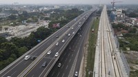 Foto udara sejumlah kendaraan melintas di Tol Jakarta-Cikampek dan Jalan Tol Layang MBZ di Tambun, Kabupaten Bekasi, Jawa Barat, Senin (1/5/2023).