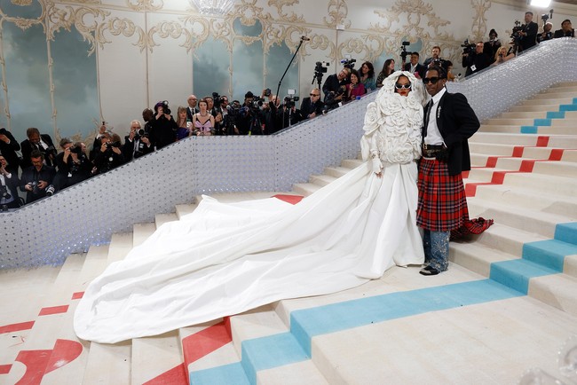 Rihanna yang selalu fashionably late menjadi penampilan pamungkas di MET Gala 2023. Gaun putih Valentino bergaya avant-garde yang dihiasi dekorasi berupa aplikasi 500 bunga tiga dimensi, berikut ekor yang panjang, sukses membuatnya jadi pusat perhatian. (Foto: Taylor Hill/Getty Images)