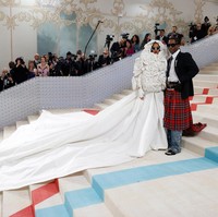 Rihanna yang selalu fashionably late menjadi penampilan pamungkas di MET Gala 2023. Gaun putih Valentino bergaya avant-garde yang dihiasi dekorasi berupa aplikasi 500 bunga tiga dimensi, berikut ekor yang panjang, sukses membuatnya jadi pusat perhatian. (Foto: Taylor Hill/Getty Images)
