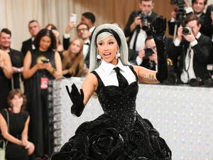 Disiram Air Saat Konser, Cardi B Lempar Mikrofon ke Penonton