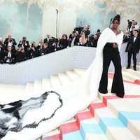 Aktor Jeremy Pope membawa drama dengan busana rancangan Olivier Rousteing dari Balmain, rumah mode yang pernah mempekerjakan Karl Lagerfeld pada masa awalnya berkarier sebagai desainer. Penampilan Jeremy dilengkapi cape panjang bergambar wajah Karl yang membentang dramatis. Butuh 5.000 meter sifon sutra dan 70 penjahit untuk membuatnya. (Foto: Christopher Polk/WWD via Getty Images)