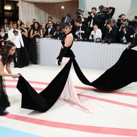 Alih-alih bunga seperti beberapa MET Gala sebelumnya, pembatas untuk pers di karpet merah kali ini terbuat dari susunan botol air minum bekas berbahan kaca. Ide tersebut datang dari Tadao Ando, temat Karl sekaligus arsitek ternama yang ditunjuk untuk mendesain instalasi pameran Karl Lagerfeld: A Line of Beauty.  (Foto: Christopher Polk/WWD via Getty Images)