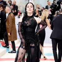 Billie Eilish menunjukkan sisi seksinya dengan gaun menerawang karya Simone Rocha. Desainer asal Irlandia yang berbasis di Inggris itu menjadi salah satu desainer yang diminta secara khusus oleh Vogue untuk membuat gaun buat pemotretan cover majalah tersebut dalam rangka penghormatan bagi sang desainer. (Foto: John Shearer/WireImage)