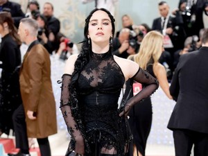 Billie Eilish Tampil Topless, Pamer Tato Baru Alien di Punggung