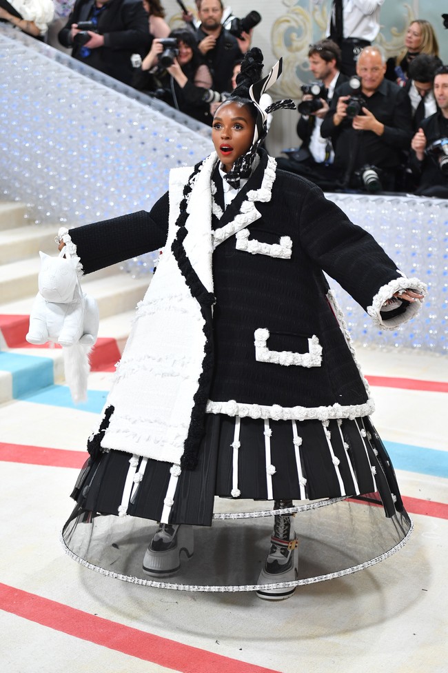 Aktris dan penyanyi Janelle Monae memakai kreasi unik Thom Browne yang bersiluet kerucut. Gaya bintang film Glass Onion ini turut disempurnakan dengan tas berbentuk kucing. (Foto: Noam Galai/GA/The Hollywood Reporter via Getty Images)
