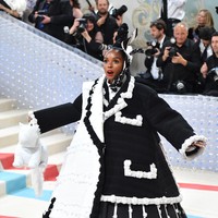 Aktris dan penyanyi Janelle Monae memakai kreasi unik Thom Browne yang bersiluet kerucut. Gaya bintang film Glass Onion ini turut disempurnakan dengan tas berbentuk kucing. (Foto: Noam Galai/GA/The Hollywood Reporter via Getty Images)
