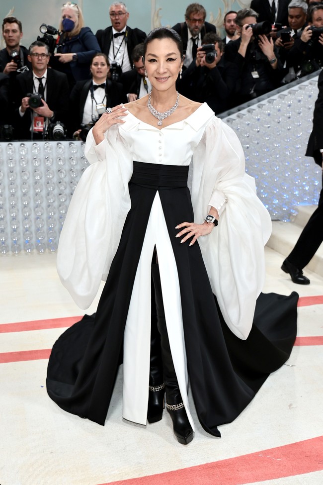 Michelle Yeoh merayakan sosok Karl dengan busana dari label pribadi sang desainer. Lengan bervolume dan permainan layering menyempurnakan gaya aktris pemenang Oscar ini. (Foto: Noam Galai/GA/The Hollywood Reporter via Getty Images)