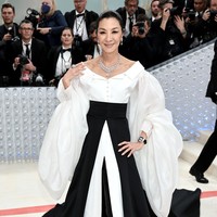 Michelle Yeoh merayakan sosok Karl dengan busana dari label pribadi sang desainer. Lengan bervolume dan permainan layering menyempurnakan gaya aktris pemenang Oscar ini. (Foto: Noam Galai/GA/The Hollywood Reporter via Getty Images)