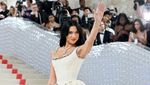 Penampakan Kalung Berlian Dua Lipa yang Berkilau, Harganya Bikin Silau