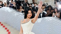 Dua Lipa tampil dengan gaun megah berbahan dasar wol putih dari Chanel. Foto: Michael Buckner/Variety via Getty Images