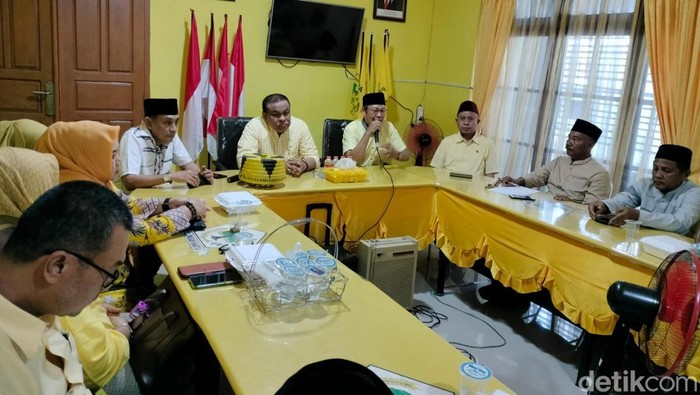 Ketua DPD II Golkar Bone, Andi Fahsar Mahdin Padjalangi memimpin rapat DPD II Golkar Bone.