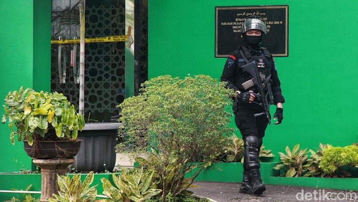 Brimob Bersenjata Lengkap Jaga Ketat Kantor MUI Penembakan terjadi di Kantor MUI Pusat, Jakpus, Selasa (2/5/2023). Saat ini personel Brimob bersenjata lengkap telah dikerahkan untuk melakukan penjagaan.
