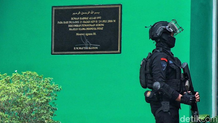 Brimob Bersenjata Lengkap Jaga Ketat Kantor MUI Penembakan terjadi di Kantor MUI Pusat, Jakpus, Selasa (2/5/2023). Saat ini personel Brimob bersenjata lengkap telah dikerahkan untuk melakukan penjagaan.