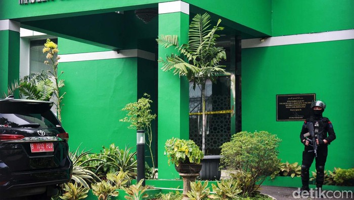 Brimob Bersenjata Lengkap Jaga Ketat Kantor MUI Penembakan terjadi di Kantor MUI Pusat, Jakpus, Selasa (2/5/2023). Saat ini personel Brimob bersenjata lengkap telah dikerahkan untuk melakukan penjagaan.