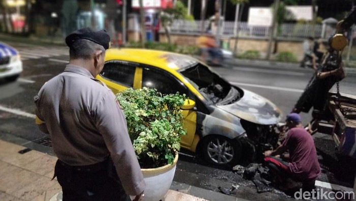 brio terbakar di surabaya