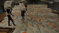 Pekerja mengangkut beras impor dari Vietnam yang baru tiba di gudang Bulog Subdivre Kota Serang, Banten, Selasa (2/5/2023).   