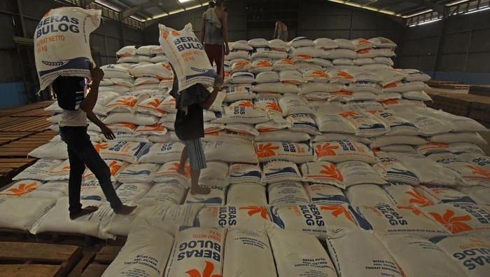 Bulog Impor Beras dari Vietnam untuk Bansos Pekerja mengangkut beras impor dari Vietnam yang baru tiba di gudang Bulog Subdivre Kota Serang, Banten, Selasa (2/5/2023). Untuk menjaga stabilitas volume Cadangan Beras Pemerintah (CBP) Perum Bulog secara bertahap mendatangkan beras impor dari Vietnam yang akan disalurkan dalam program bantuan sosial (Bansos) non tunai mulai pertengahan Mei 2023. ANTARA FOTO/Asep Fathulrahman/nz