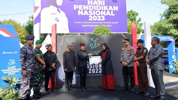 Bupati Banyuwangi Ipuk Fiestiandani saat meluncurkan program Rindu Malam di tengah peringatan Hardiknas