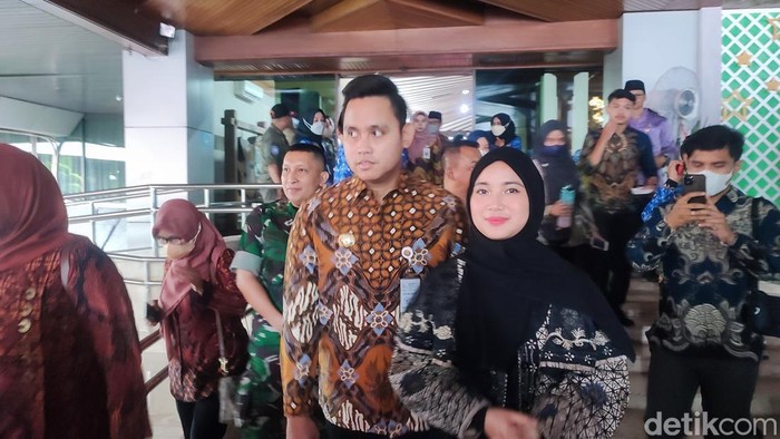Bupati Kendal Dico Ganinduto dan istri hadiri halalbihalal di Kantor Ganjar, Semarang, Selasa (2/5/2023).