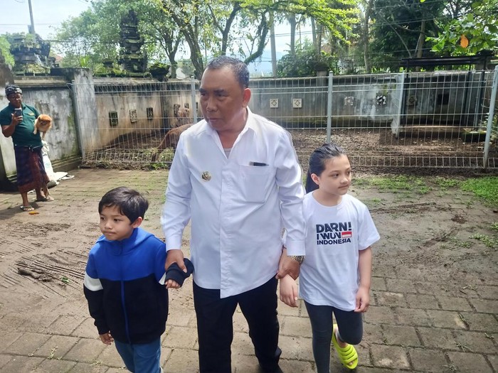 Bupati Tamba mengajak anak Ashanty, Arsya dan Arsy melihat kijang peliharaan.
