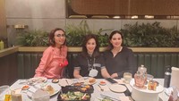 Momen kuliner Catherine bersama temannya ketika makan di restoran. Mereka memesan salad, nasi goreng, dan camilan. Foto: Instagram @cathrinewilson