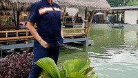 Catherine terlihat hobi kulineran. Ini momennya menikmati makanan di restoran tengah danau yang berlokasi di Palopo. Foto: Instagram @cathrinewilson