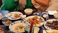 Catherine juga terlihat akrab dengan ibunda. Momennya makan bersama di restoran ini tampak manis. Foto: Instagram @cathrinewilson