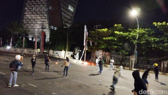 Demo di depan kampus UNM ricuh diwarnai aksi lempar batu dan bom molotov.