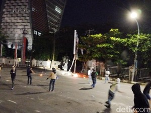 Demo Hardiknas di Makassar Ricuh, Massa Lempar Bom Molotov ke Arah Polisi