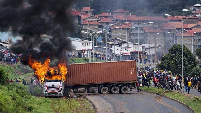 Massa anti pemerintah kembali menggelar aksi di Kenya. Kali ini massa sempat membakar truk kontainer di Nairobi, Selasa (2/5/2023).