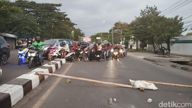 Demo memperingati Hardiknas di Jalan Sultan Alauddin Makassar.
