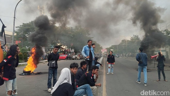Demo memperingati Hardiknas di Jalan Sultan Alauddin Makassar.
