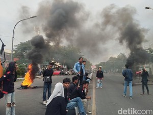 Massa Demo Hardiknas Tutup Satu Jalur Jalan Alauddin, Lalin Macet 1 Km