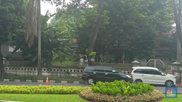 Di Tengah Megahnya Deretan Gedung PDIP-Perindo di Menteng, Ada Juga Tanah Kosong 'Angker' Tak Berpenghuni (CNBC Indonesia/Emir Yanwardhana)