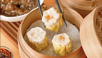 Konsepnya prasmanan membuat Dimsum Gemoy ramai diantre. Pilihan dimsum beragam ada siomai, bakpao ayam, hingga lumpia kulit tahu yang harganya Rp 10 ribu per porsi. Foto: Instagram @dimsumgemoy