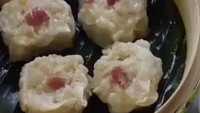 Dimsum Pakde juga menawarkan dimsum enak yang dibuat dari bahan berkualitas. Pilihan toppingnya mulai dari jamur, smoked beef hingga crabstick. 3 buah dibanderol Rp 10.500. Foto @dimsumpakde