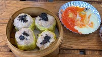 Jalan jalan ke Bandung bisa mampir ke Kaybun Dimsum yang menawarkan menu dimsum komplet dan murah. Satu porsi isi 4 dimsum dibanderol Rp 14 ribu saja. Foto : Hilda Amalia