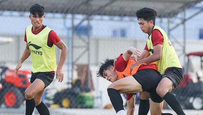 Dua pemain PSM Makassar Ramadhan Sananta dan Ananda Raehan di sesi latihan persiapan menghadapi Myanmar di pertandingan kedua Grup A SEA Games 2023 Kamboja.