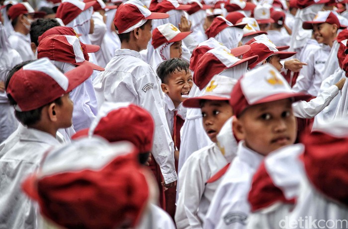 Ratusan siswa SD mengikuti upacara Hari Pendidikan Nasional di SDN 13 Semper Barat, Cilincing, Jakarta Utara, Selasa (2/5/2023). Begini momennya.