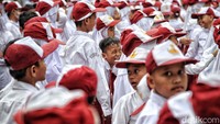 Terlihat anak-anak antusias mengikuti upacara.