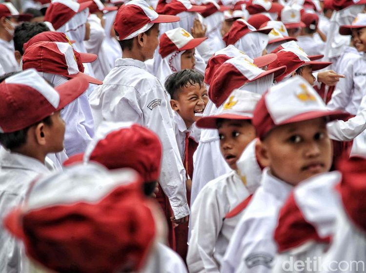 Ekspresi Siswa SD Ikuti Upacara Hardiknas
